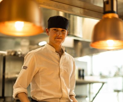 Kockelev på IHR serverar färdiglagad mat i köket.