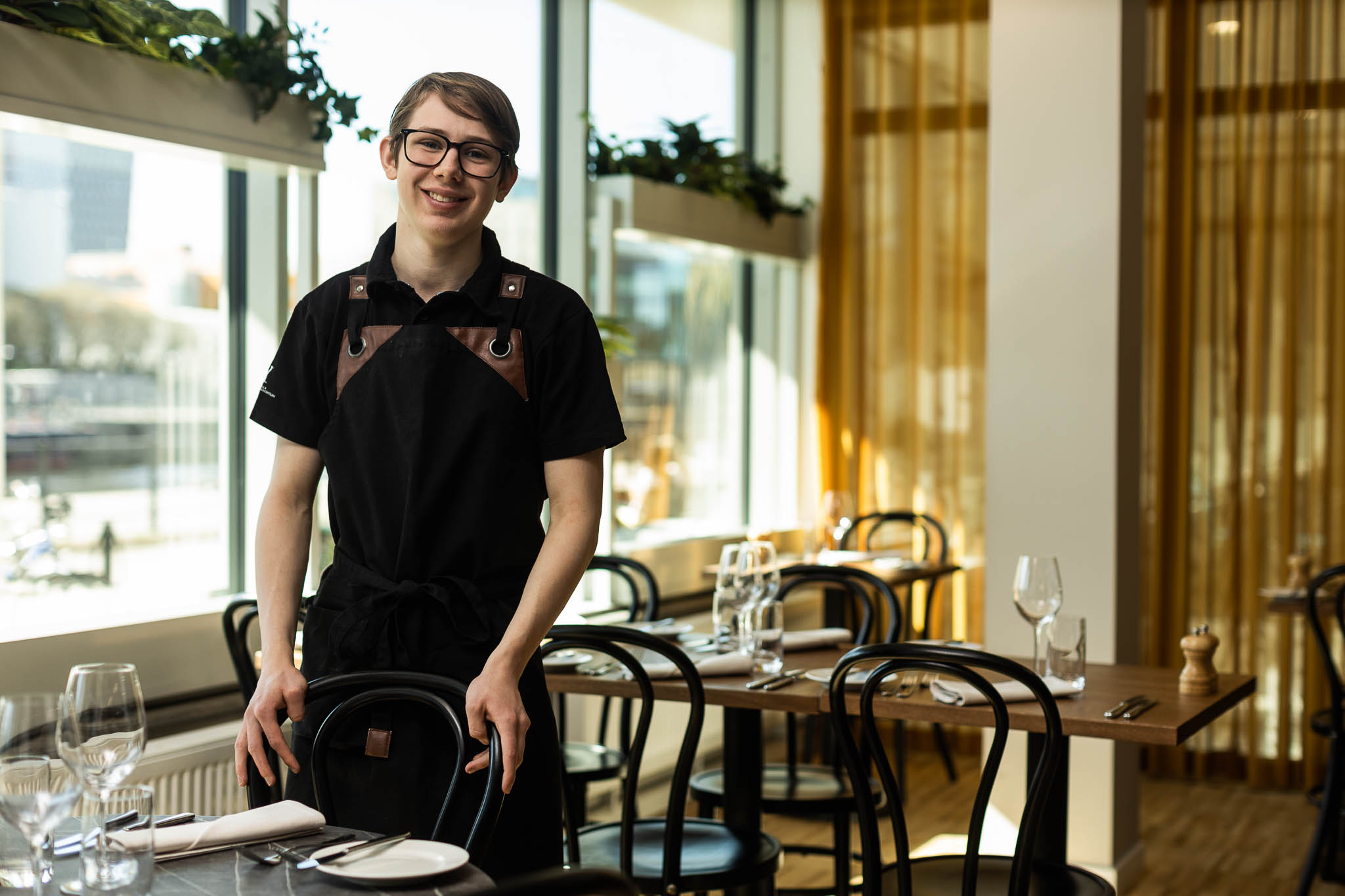 Elev serverar på restaurangen Kajplats 304.