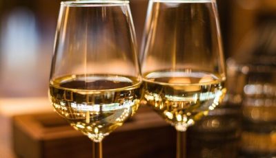 Två glas med vitt vin i närbild.