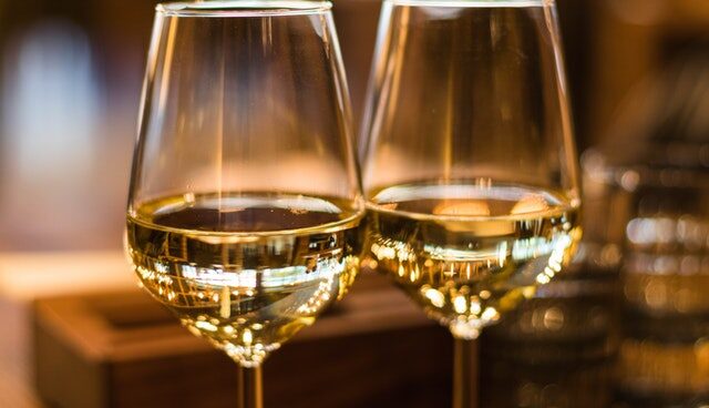 Två glas med vitt vin i närbild.