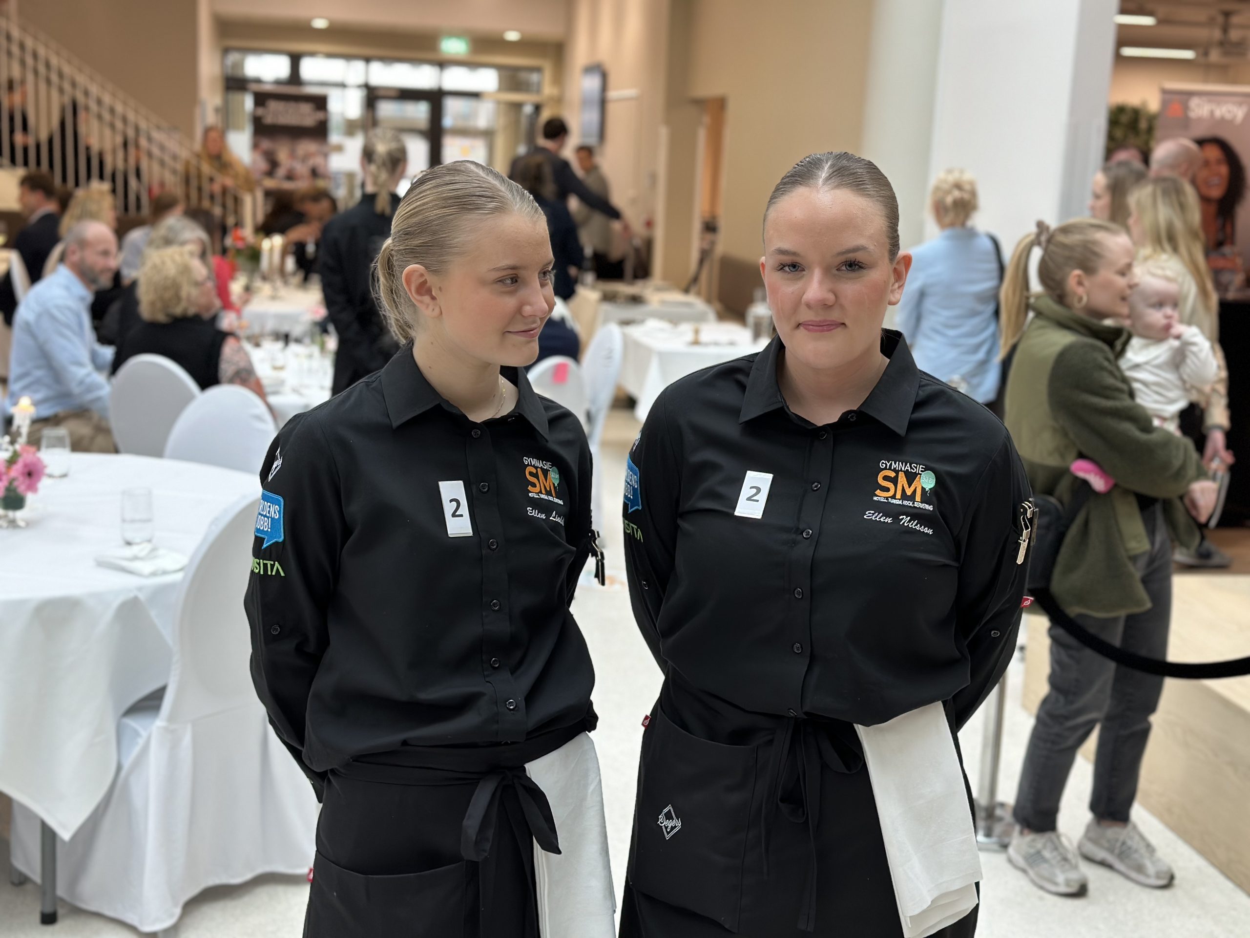 Serveringseleverna Ellen och Ellen.