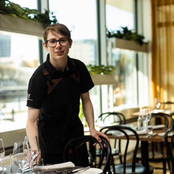 Elev serverar på restaurangen Kajplats 304.