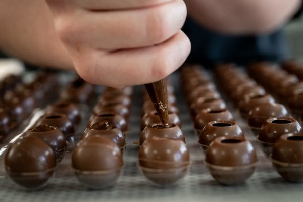 Praliner fylls med choklad.