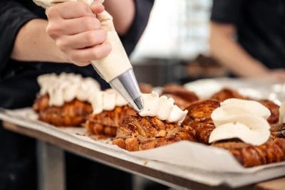 Bakelser spritsas med frosting.