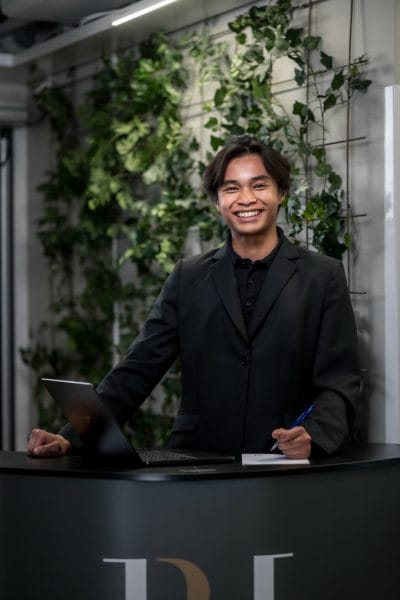 Kille står i en hotellreception.