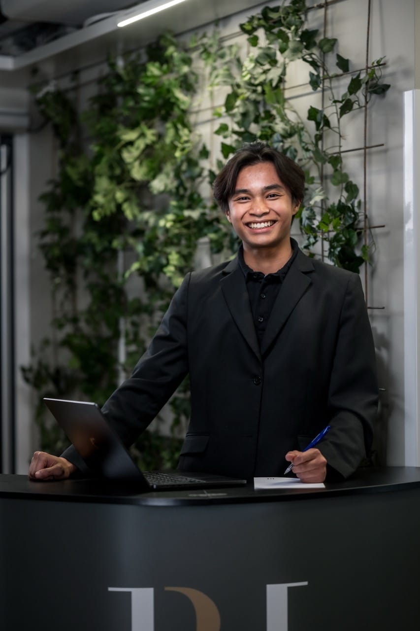 Kille står i en hotellreception.