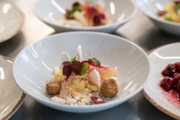 En tallrik med färgglad mat.