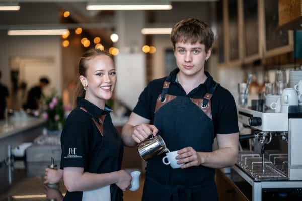 Kille och tjej gör kaffe ihop.